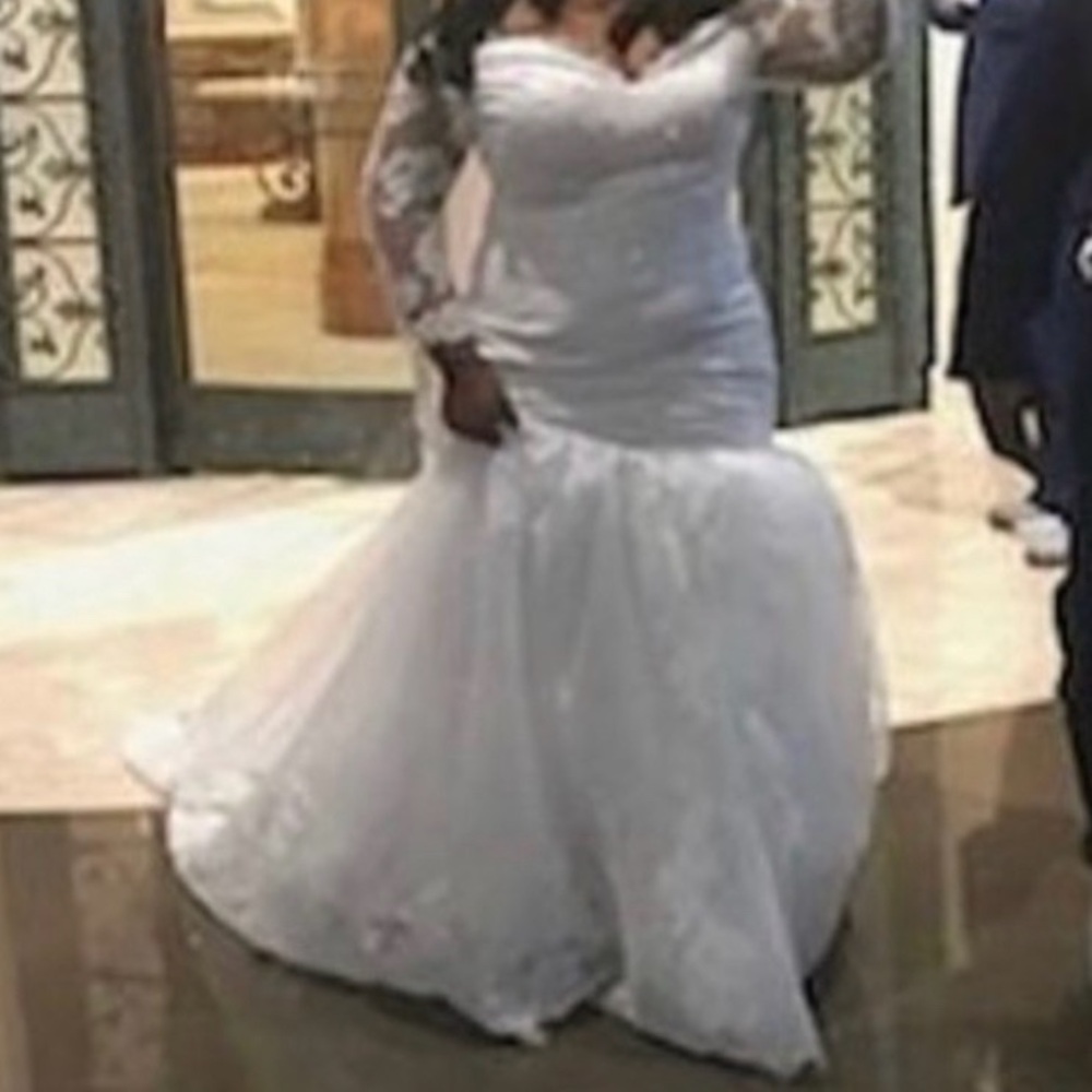 Custom wed gown tie in the back fit size 14 to 20 white lace with train